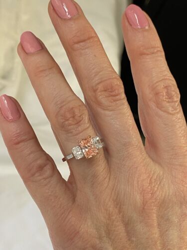 Bague de fiançailles 3 pierres IGI rose vif taille rayonnante diamant cultivé en laboratoire 14 carats 2,40 ctw - Photo 10 sur 11