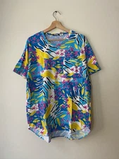 Vintage 90’s Retro Beach AOP Flower Graphic Art Women’s Tee Shirt - L/XL