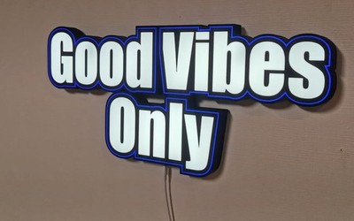 Handgefertigte Good Vibes Only LED Lightbox Dein Statement für positive Energie