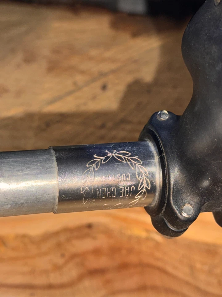 Bicicleta de carreras blanca usada - barras personalizadas Jae Chen Foto 3 de 4