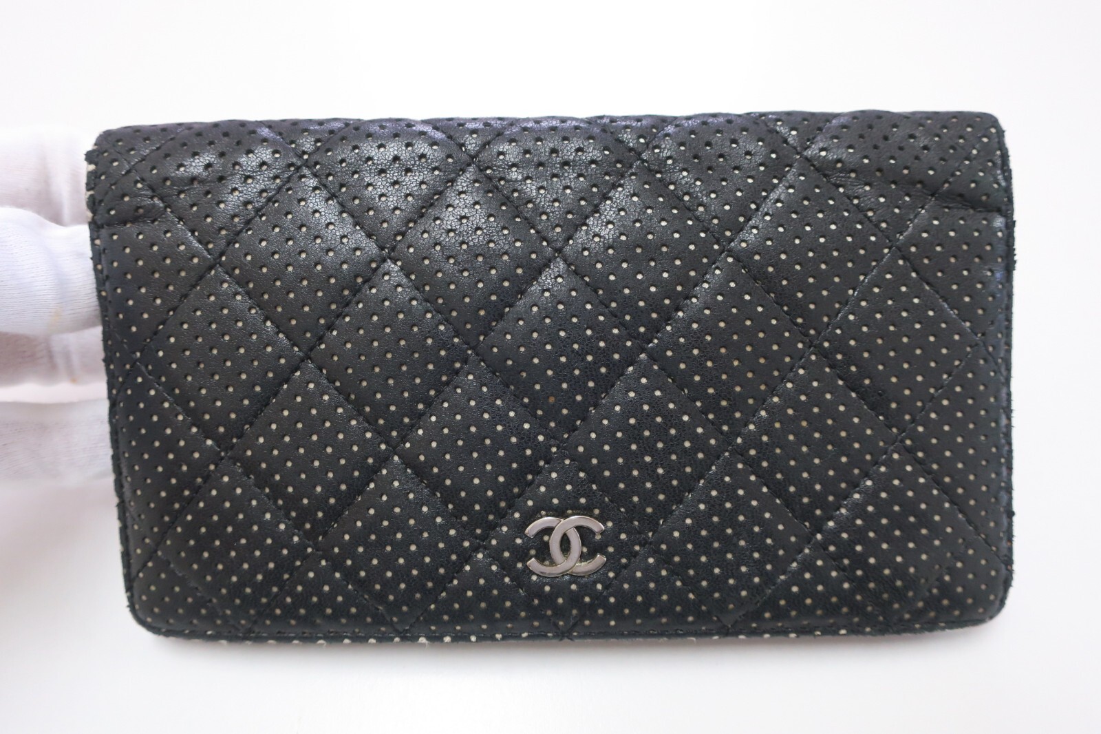 Authentic CHANEL Matelasse Quilted Leather Long Walle… Gem