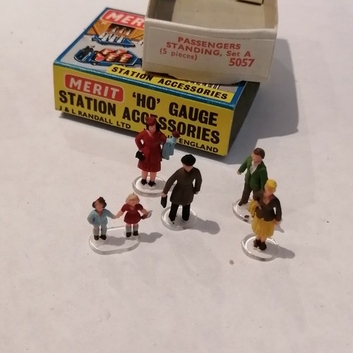 Merit - Passengers Standing No. 5057 Set A. - HO/OO | Zustand: New