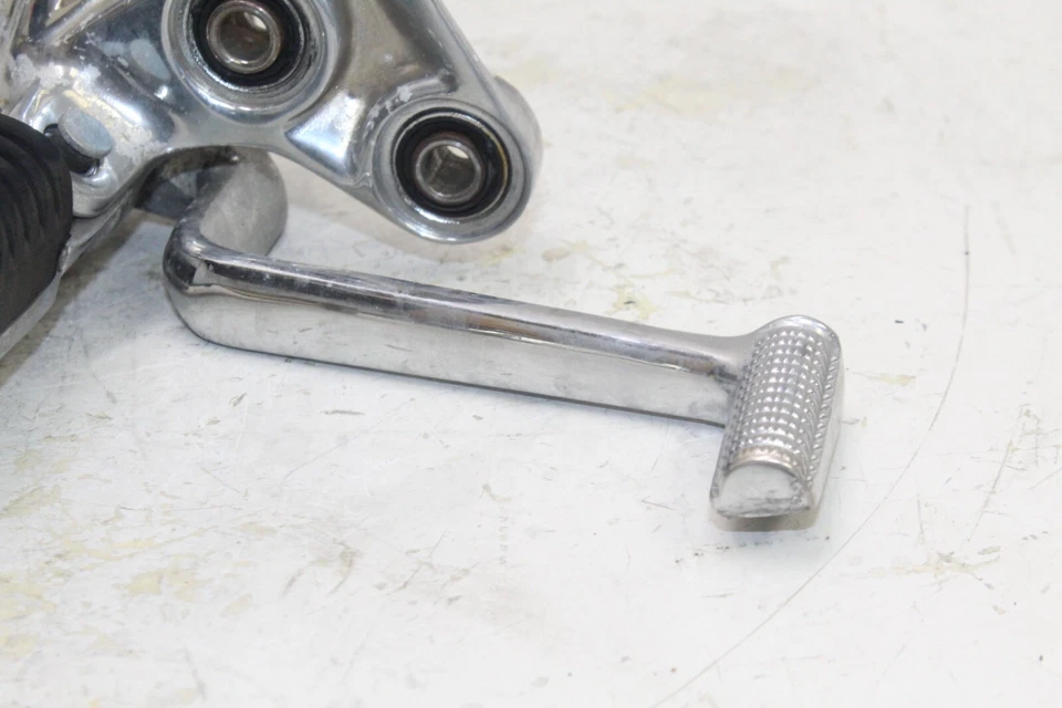 2001 SUZUKI HAYABUSA GSX1300 OEM ПРАВАЯ ЗАДНЯЯ УСТАНОВКА ВОДИТЕЛЬСКИЙ НОЖНОЙ КОЛЫШЕК УПОР - Изображение 3 из 4