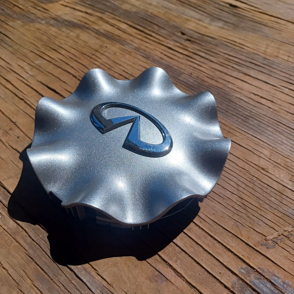 Tapa central Infiniti FX45, Q45, plateada, 2006-2008, p/n 40315 CL72A repintada Foto 2 de 3