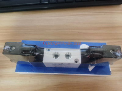 Eins AIRTAC 4V320-08 4V32008A AC220V Magnetventil Ventil Neu