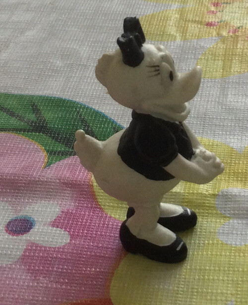 デイジーダック　置物　レア RARE VINTAGE DAISY DUCK BLACK & WHITE FIGURINE PVC 2