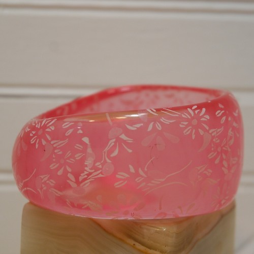 Vintage 90s Chunky pink bangle bracelet with white stamped floral print - Picture 5 of 9