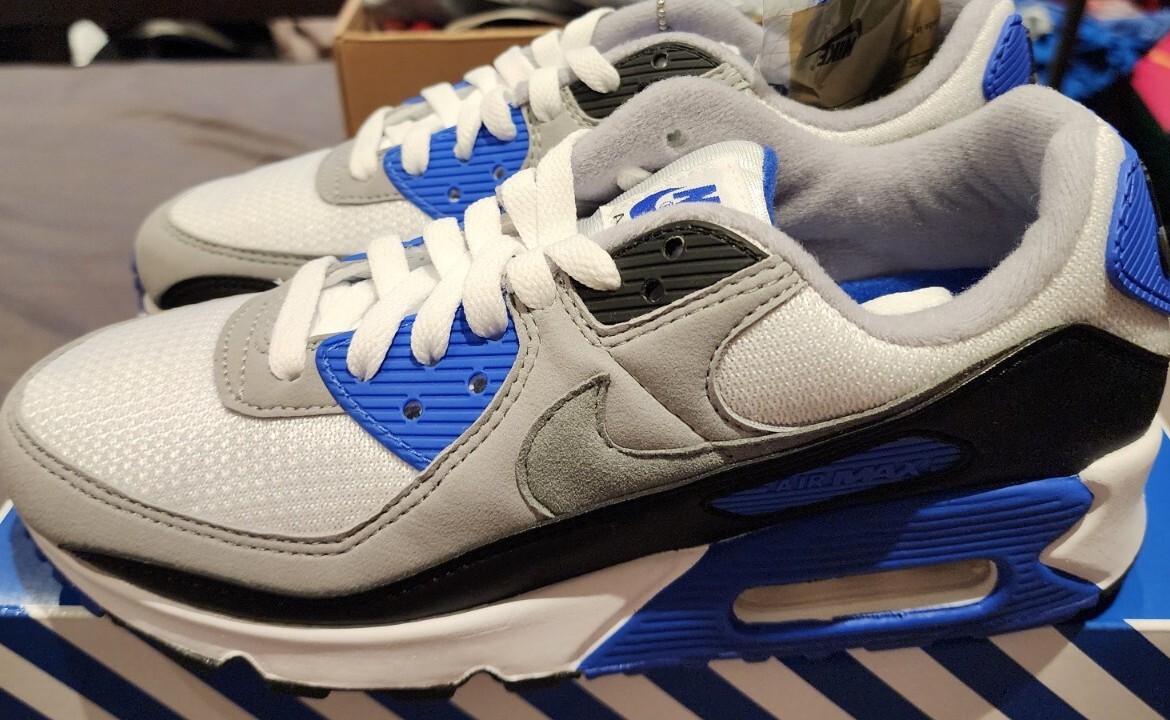 air max 90 royal on feet