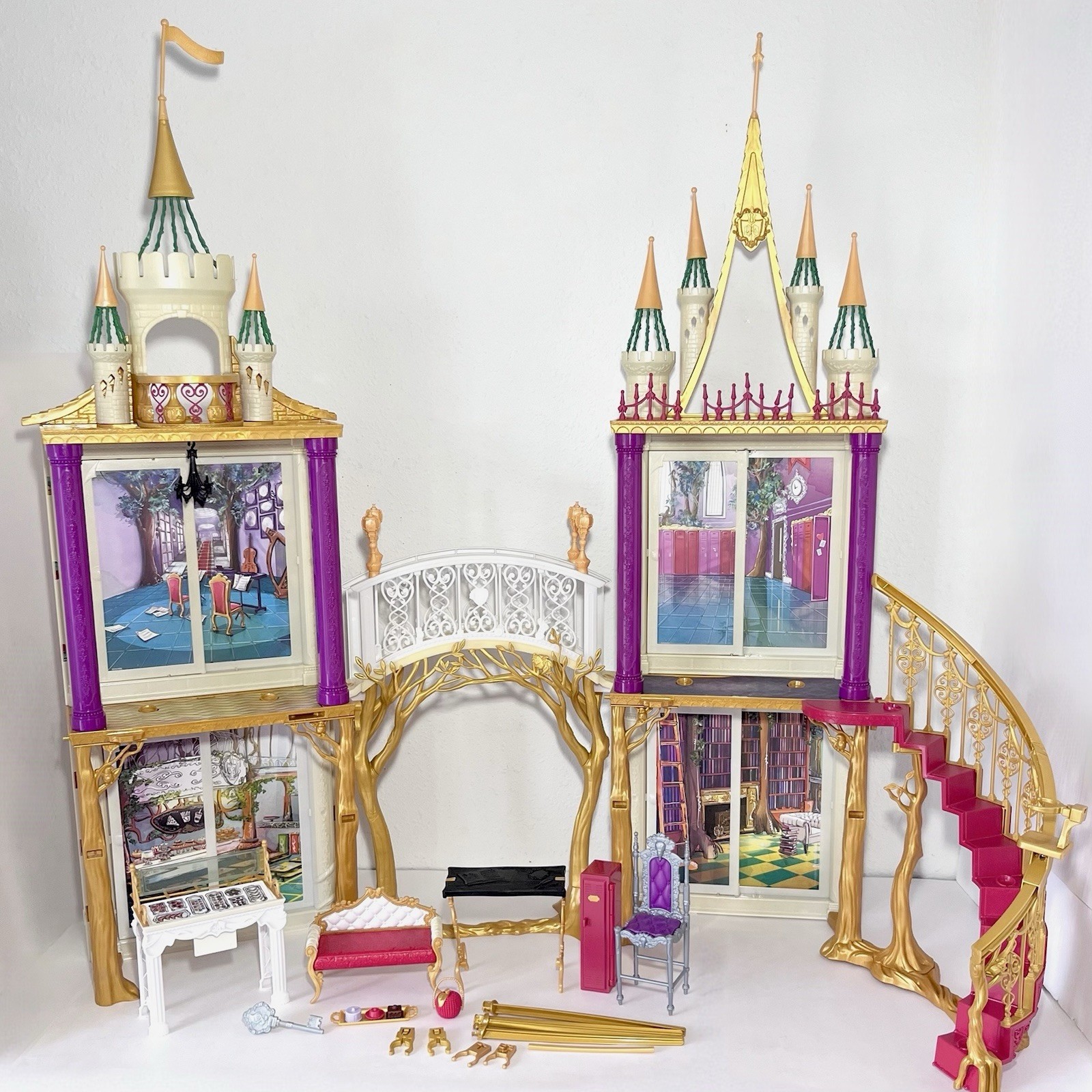 2016 Ever After High 2-in-1 Castle Playset  Large- 95% Complete- READ