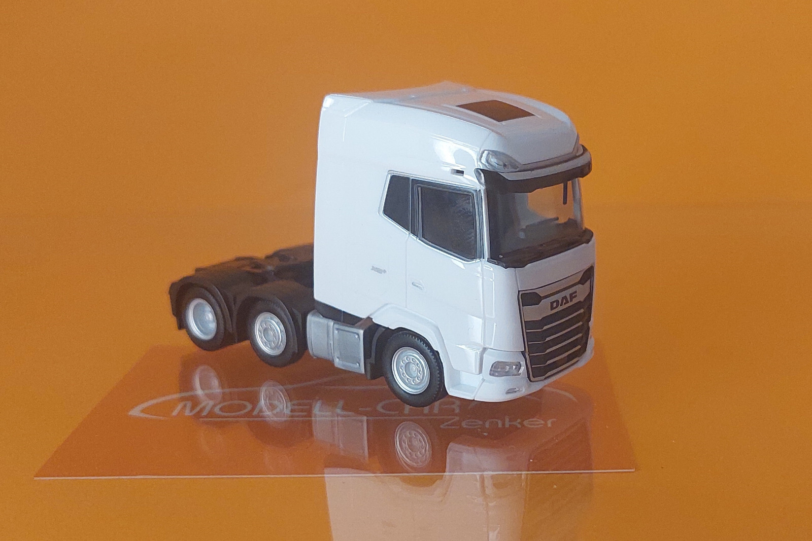 Herpa 318990 DAF XG+ SZM 3achs (6x2), weiß 1:87 NEU Modellauto
