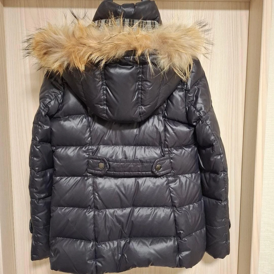 Chaqueta de plumón Burberry Blue Label negra con capucha de piel bidireccional para mujer talla 38 de Japón Foto 4 de 4