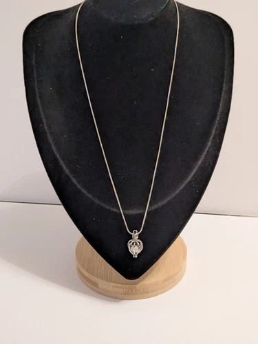 VETEMENTS Collana catena serpente tono argento con ciondolo perle bianche in gabbia. 19".