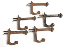 5 VINTAGE CAST IRON METAL HAT OR COAT HOOKS
