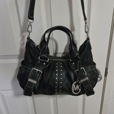 Borsa a mano Michael Kors con borchie delicatamente indossata