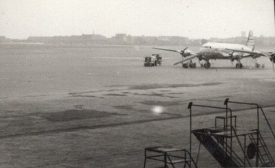 62/955 FOTO JAHR 1954 BERLIN TEMPELHOF FLUGPLATZ FLUGZEUG beschiftet