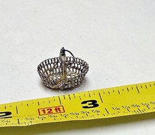 VECCHIO CIONDOLO VINTAGE MINIATURA CESTO METALLO SCALA 1/2" ACCESSORIO CASA DELLE BAMBOLE