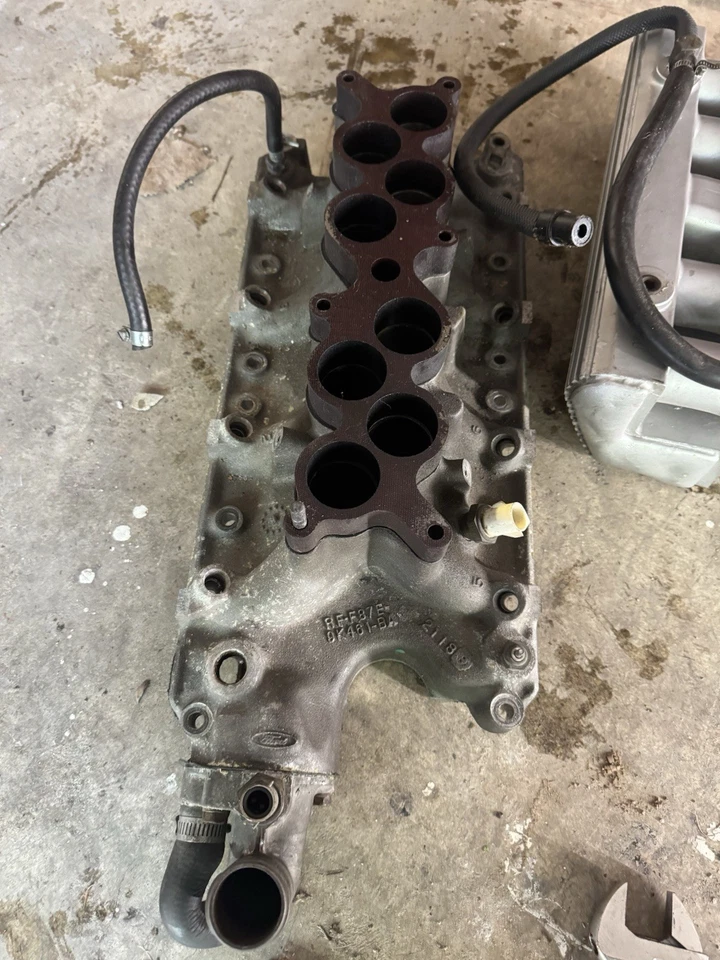 Colector de admisión tubular superior e inferior GT40 con espaciador, junta y herrajes. Foto 4 de 4