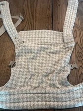 MABĒ Monarch Baby Carrier - Houndstooth Beige Tan Ergonomic Cotton Hip Safe Mabe