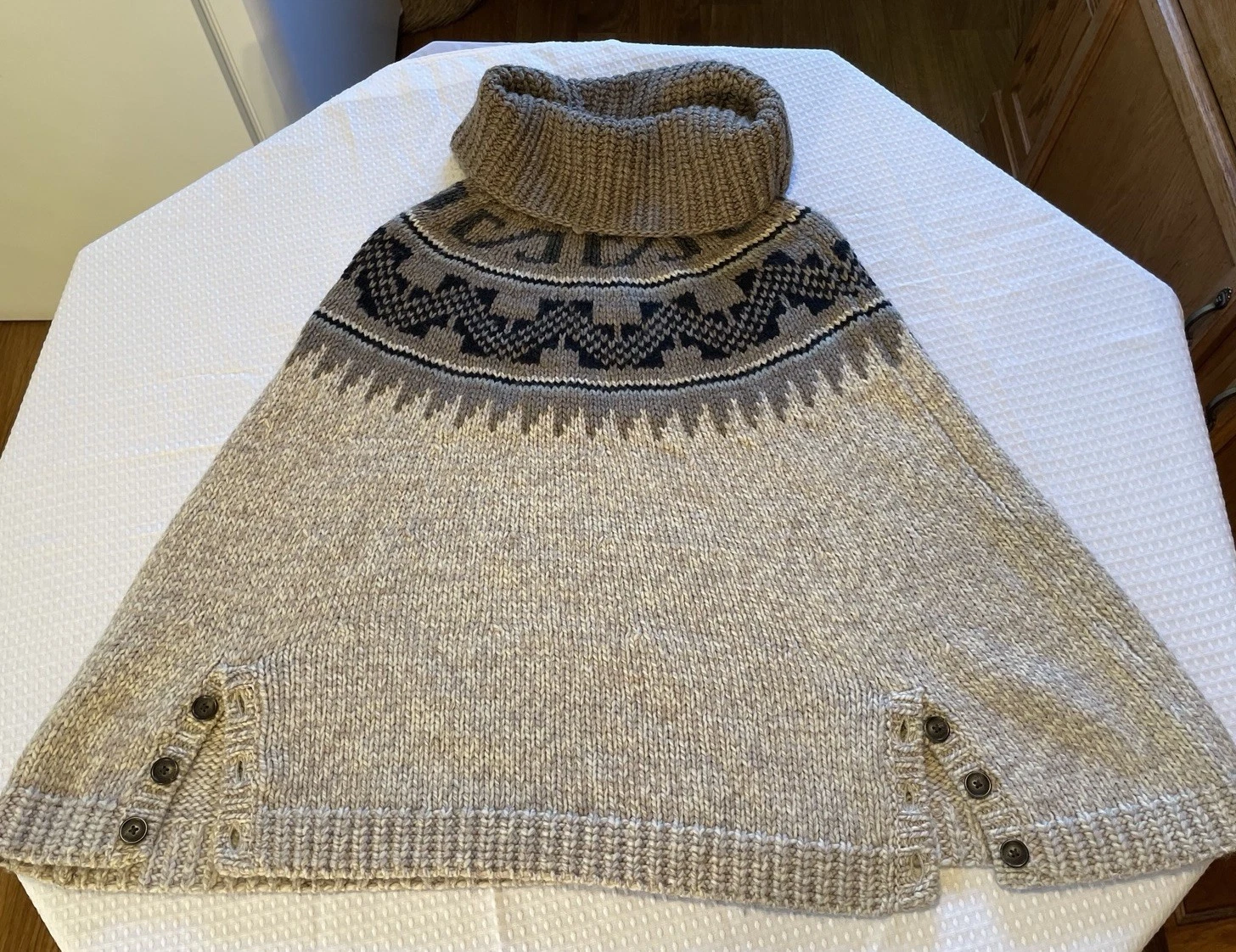 American Eagle Wool Blend Poncho Sweater Nordic Turtleneck Boho Medium
Opens in a new window or tab