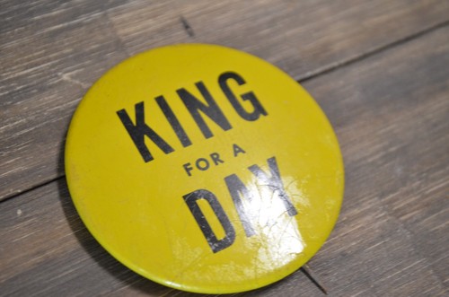 Vintage King Day Button Pin Black Yellow Classic Collectible - Picture 2 of 4