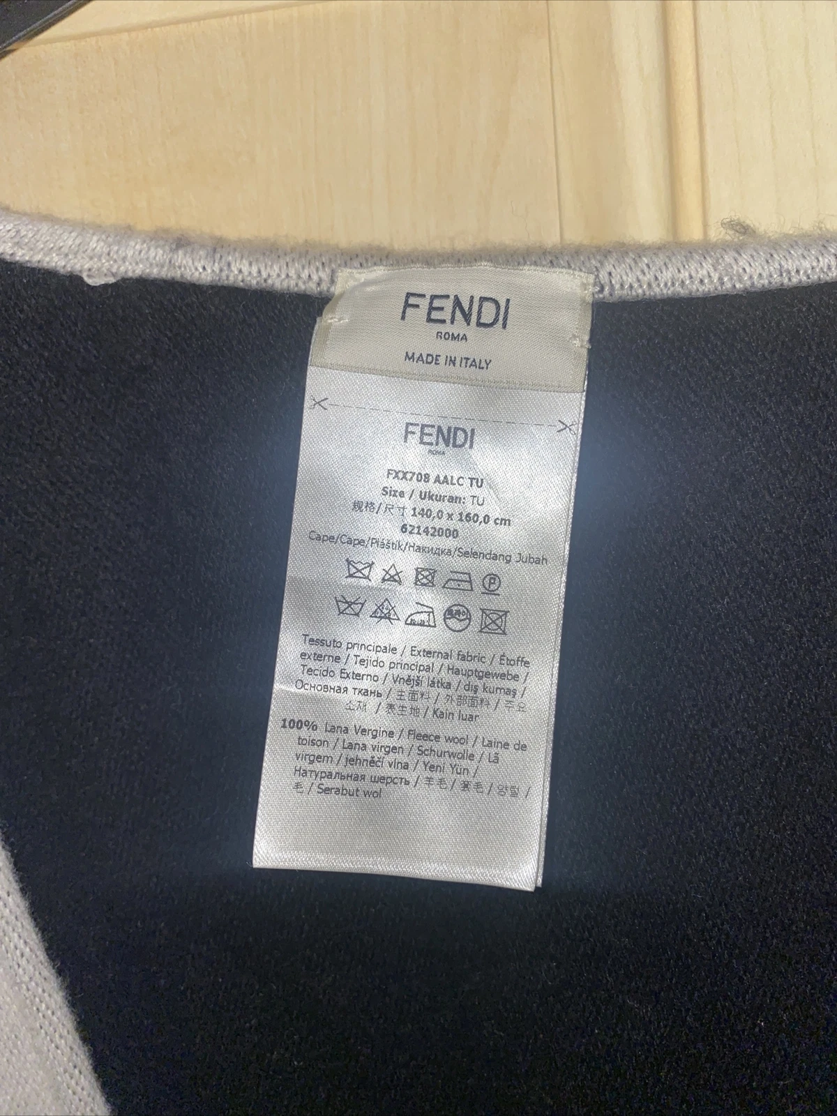 NUOVO MANCIO PONCHO FENDI KARLIGRAPHY LANA BIANCA NERA RARO