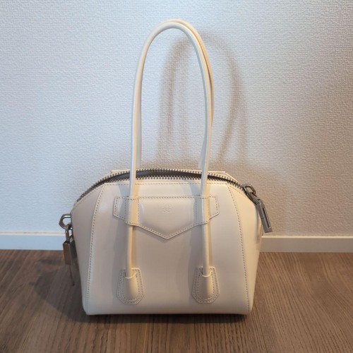 Givenchy White Leather Handbag with Lock and Zipper, Shoulder Bag, Excellent