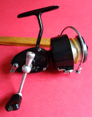 EINE GUTE SELTENE VINTAGE RECHTSHAND WIND MITCHELL 351 SPINNROLLE