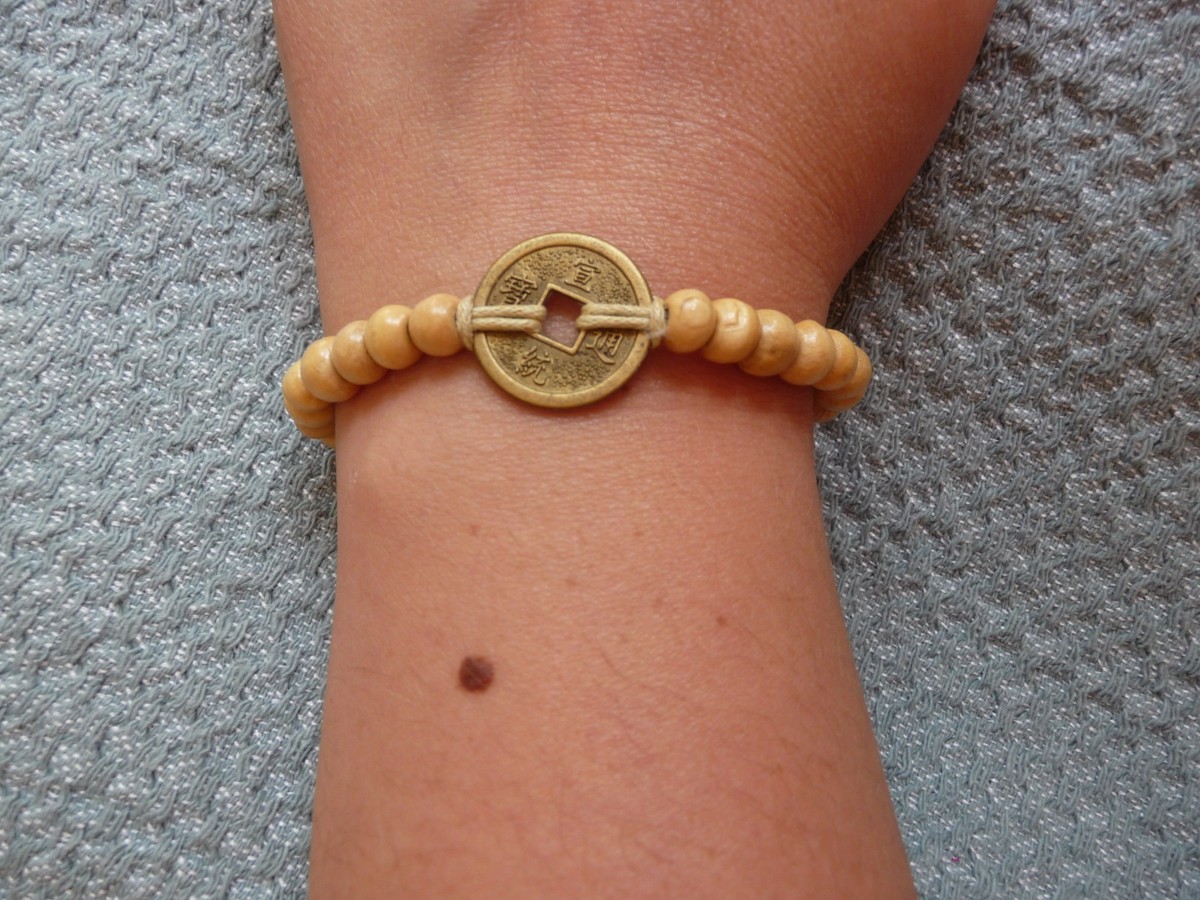 Collier Ethnique Porte-bonheur En Bois Et Pièce Chinoise Beige - Neuf Avec étiquettes
