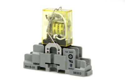 IDEC SH1B-05 Relaisfassung mit Steckrelais RH1B-U 24 V DC