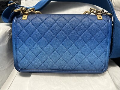 CHANEL ブルーキルティングバッグ Chanel Lambskin Quilted Pearl Crush Mini Rectangular Flap Blue