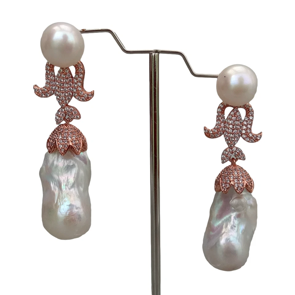 Pendientes colgantes blancos de perlas Keshi con perno colgante de circonitas cúbicas pavé color oro rosa Foto 2 de 4