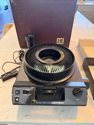 Kodak  Carousel 4400 Projector W/remote, 80 Slide Tray & Carry Case