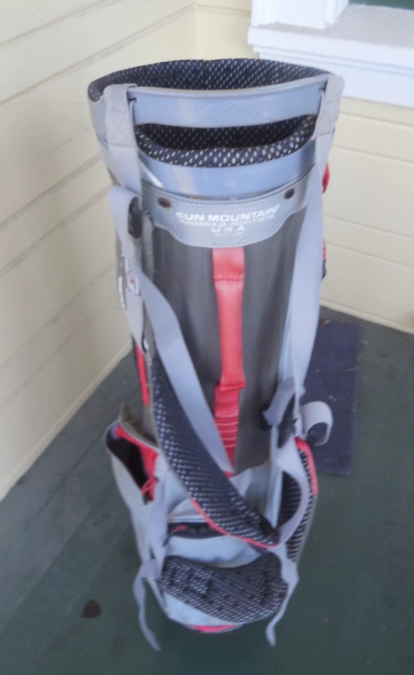 BOLSO DE PIE USADO SUN MOUNTAIN / DIVISIÓN DE 4 VÍAS / GRIS - ROJO-AZUL / SIN CUBIERTA DE LLUVIA. Foto 3 de 4
