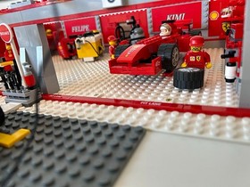 Lego 8144 Ferrari 248 F1 Team set (Raikkonen Edition)