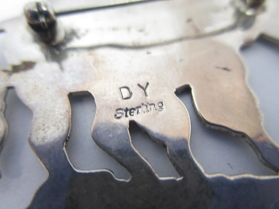 Prendedor de búfalo navajo vintage de plata esterlina grabado a mano firmado D.Y. Foto 4 de 4