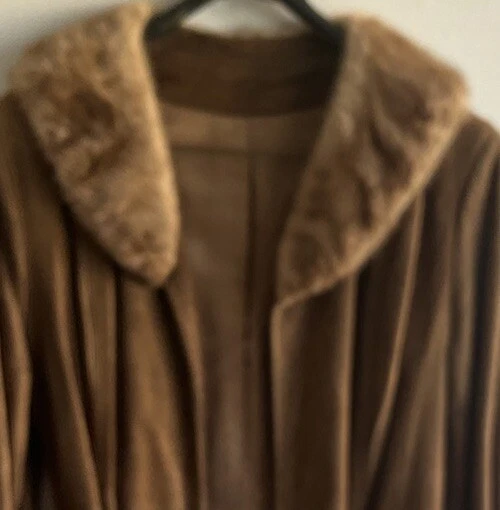 Casaco de couro vintage anos 70 Penny Lane camurça acabamento de pele marrom frente aberta forrado com cinto tamanho 16 - Imagem 4 de 4