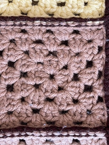 Vintage 70er Jahre gehäkelt Granny Square Afghan Überwurf bunt 46x40 Handarbeit Roseanne - Bild 4 von 8