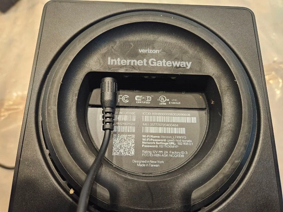Verizon Internet Gateway Business Router + Ethernet Cable + Power cord - Image 3 of 4