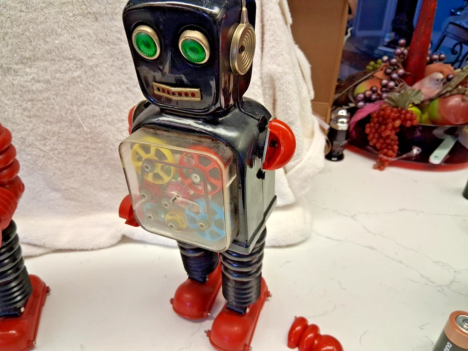 Dos robots de ruedas/engranajes altos ambos funcionan y tienen piezas intercambiables Foto 2 de 4