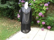 Vêtement ancien : Robe Charleston en crêpe brodé de perles  des années 20/30