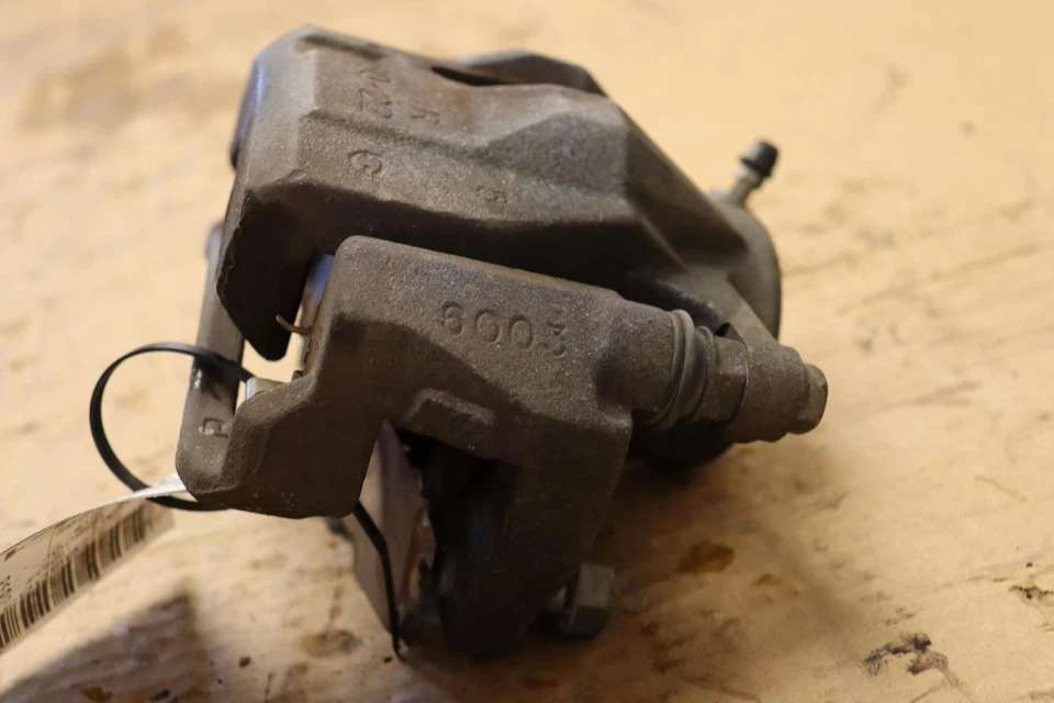 Pinza de freno del lado del pasajero delantero derecho Toyota Corolla 2009-2019 OEM Foto 4 de 4