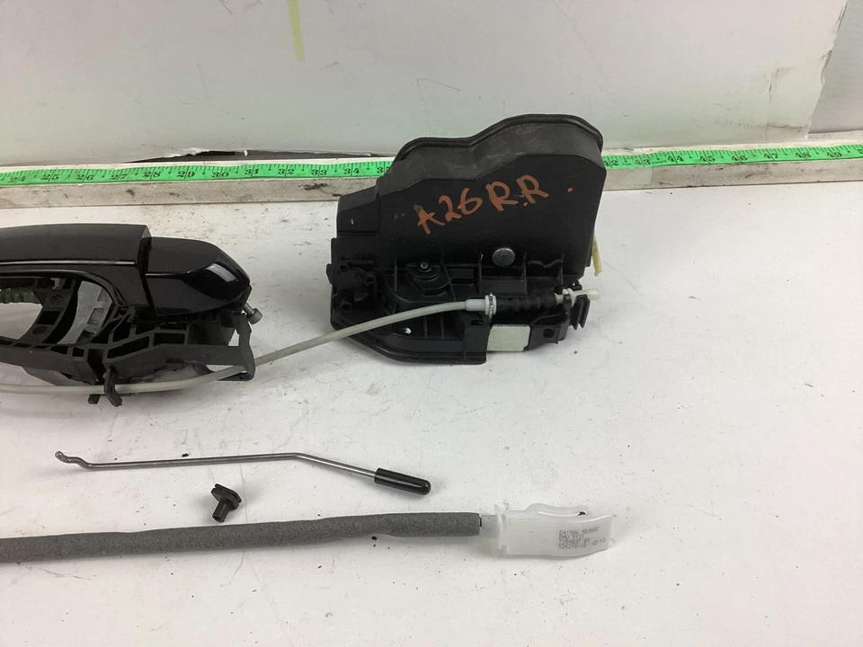 BMW 320I xDrive 2012-2015 manija de puerta exterior trasera derecha y pestillo de cerradura OEM. Foto 2 de 4