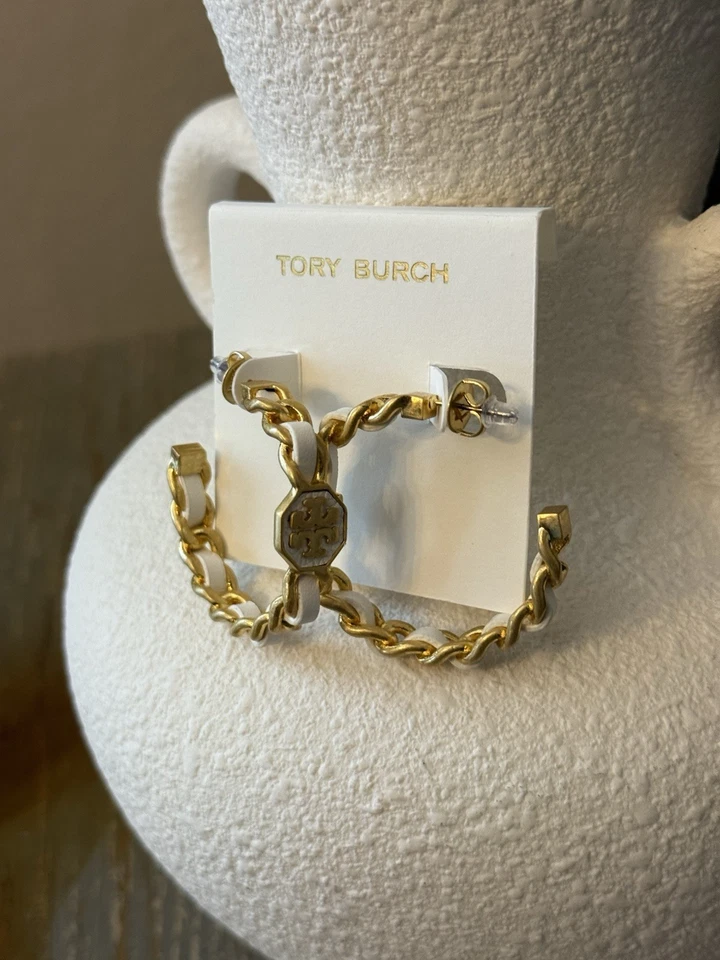 ¡NUEVO! Pendientes de aro de cadena blanca y oro Tory Burch Marion Foto 2 de 4