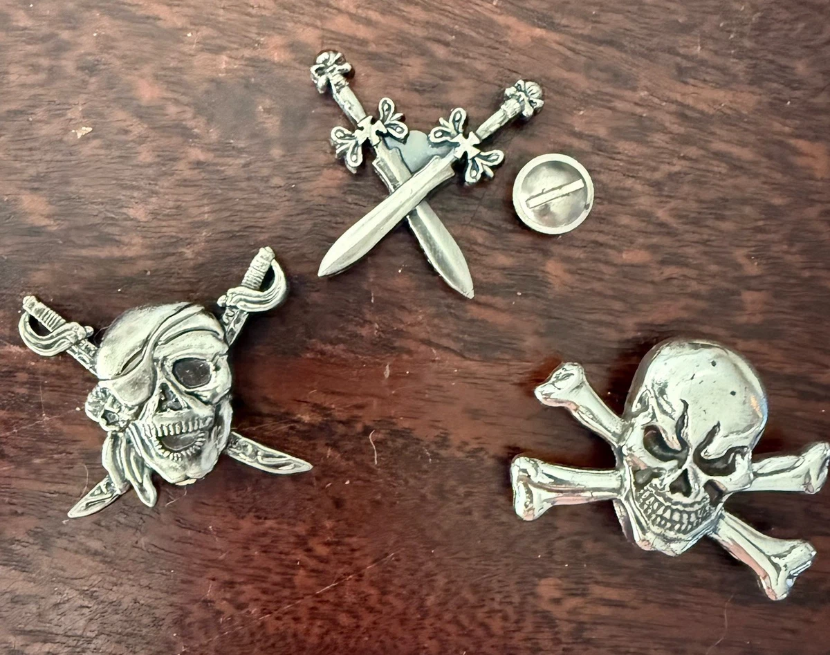 Crâne avec des armes crâne et croix dans le style du réalisme