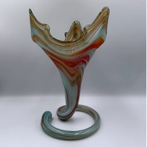 Vintage mundgeblasene orange Wirbel Kunst Glas Spulenfuß Trompetenvase