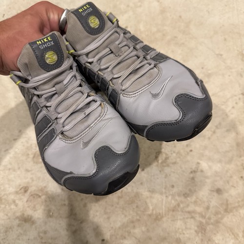 Nike Shox Schuhe Herren 9 grau Walking Laufen Schnürschuhe Sneaker 378341-009 *MÄNGEL* - Bild 4 von 12