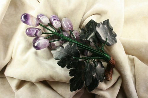 Bunch of amethyst and jade grapes. Cluster of amethyst and jade grapes. - Picture 7 of 7
