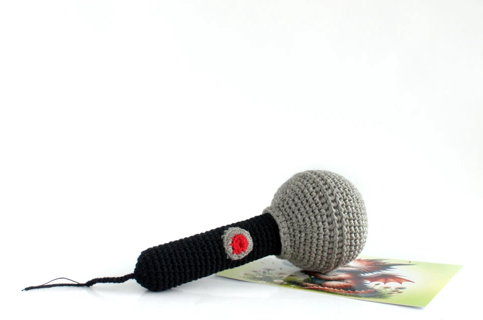 麦克风 Amigurumi,个性化礼物,棉摇铃,有机钩针玩具 — 第 4/4 张图片