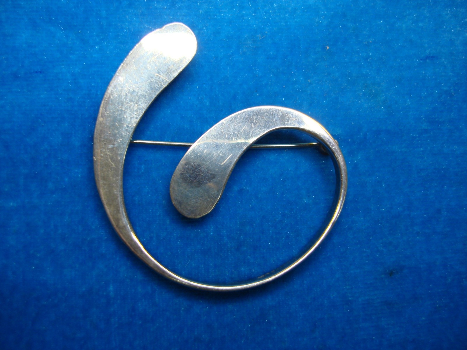 SOLID STERLNG SILVER SWIRL PIN - POSSIBLY ARTISAN… - image 1