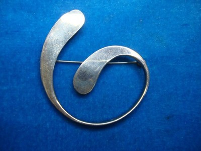 SOLID STERLNG SILVER SWIRL PIN - POSSIBLY ARTISAN CRAFTED. NICELY MADE